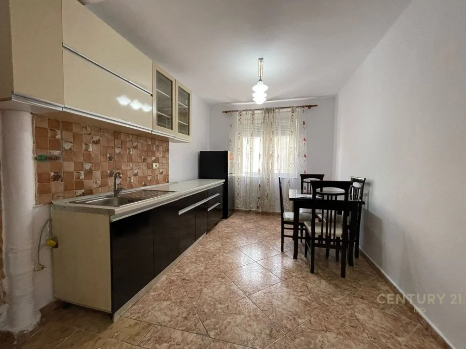 Tirane, jepet me qera apartament 1+1 Kati 2, 63 m² 450 € (Rr. Durresit)