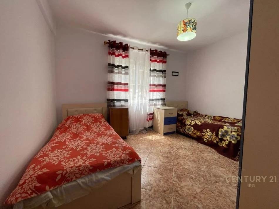 Tirane, jepet me qera apartament 1+1 Kati 2, 63 m² 450 € (Rr. Durresit)