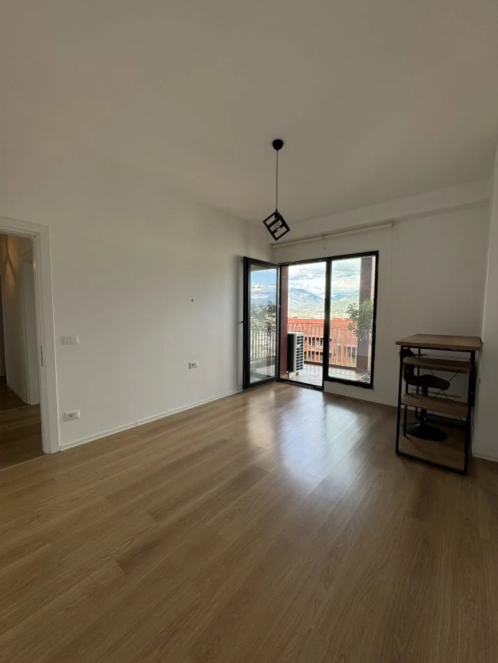 Tirane, jepet me qera ambjent biznesi Kati 18, 160 m² 1.700 € 