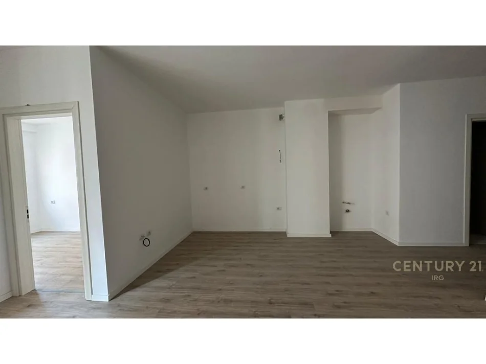 Tirane, jepet me qera ambjent biznesi Kati 3, 71 m² 600 € (laprake)