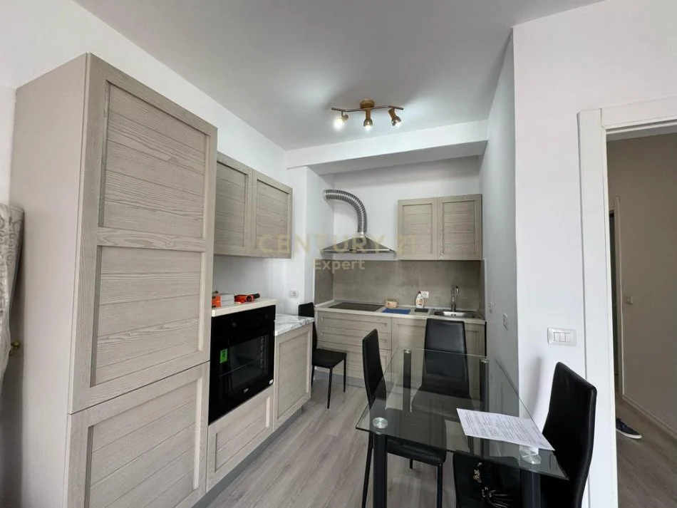 Tirane, jepet me qera apartament 1+1 Kati 7, 81 m² 650 € (Rruga e durresit)