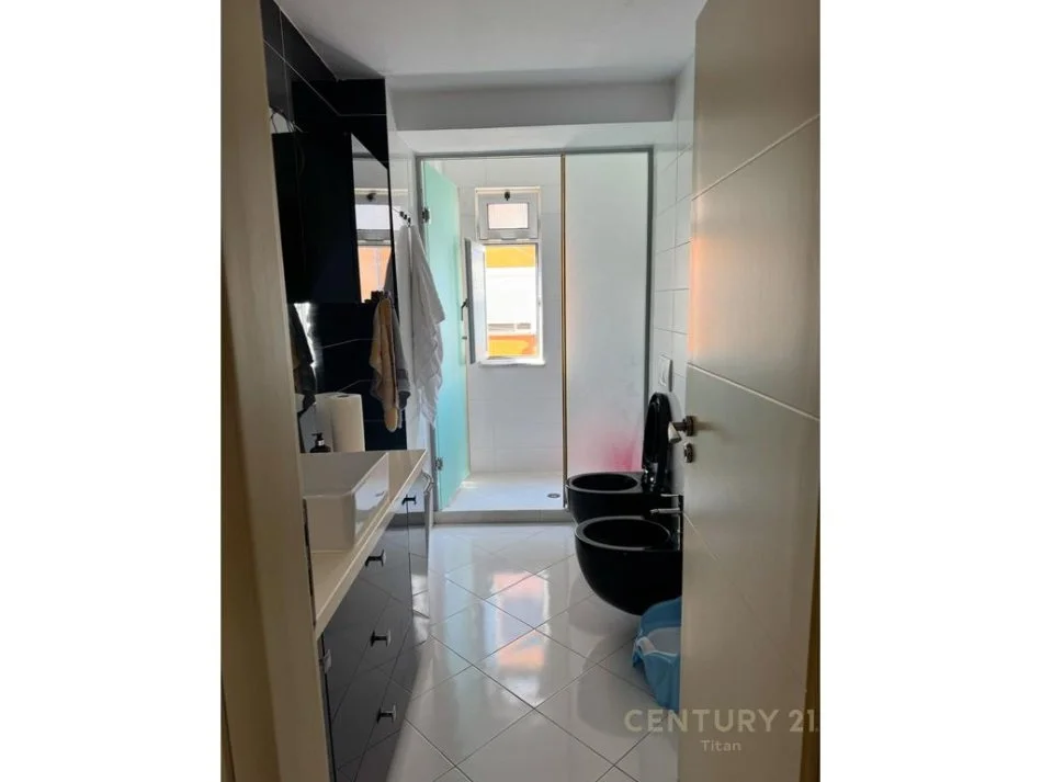 Tirane, jepet me qera apartament 2+1 Kati 2, 85 m² 750 € (Komuna e Parisit)