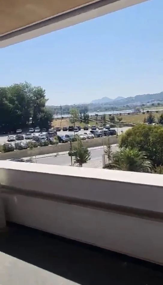 Tirane, jepet me qera apartament 1+1+Ballkon Kati 4, 1.200 € (Liqueni Artifical)