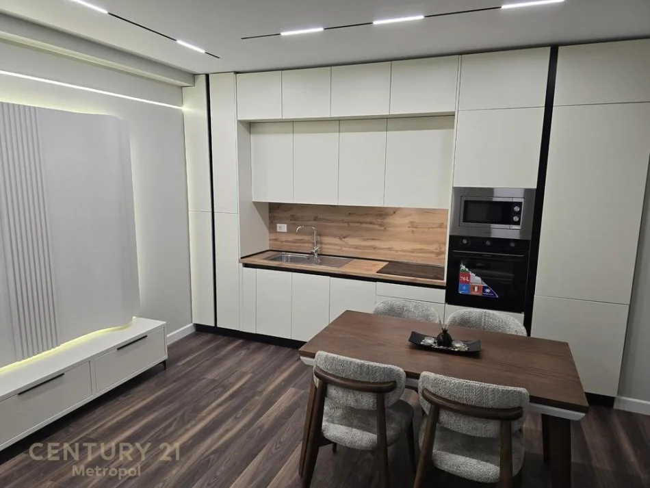 Tirane, jepet me qera apartament 1+1 Kati 5, 700 € (Ish fusha aviacionit)