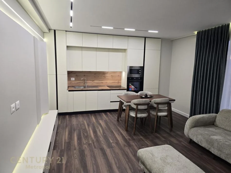 Tirane, jepet me qera apartament 1+1 Kati 5, 700 € (Ish fusha aviacionit)