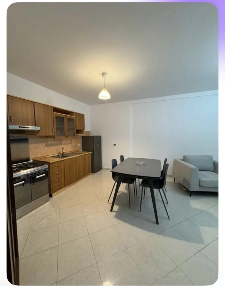 Tirane, jepet me qera apartament 1+1+Ballkon Kati 5, 75 m² 500 € (Rruga e elbasanit)