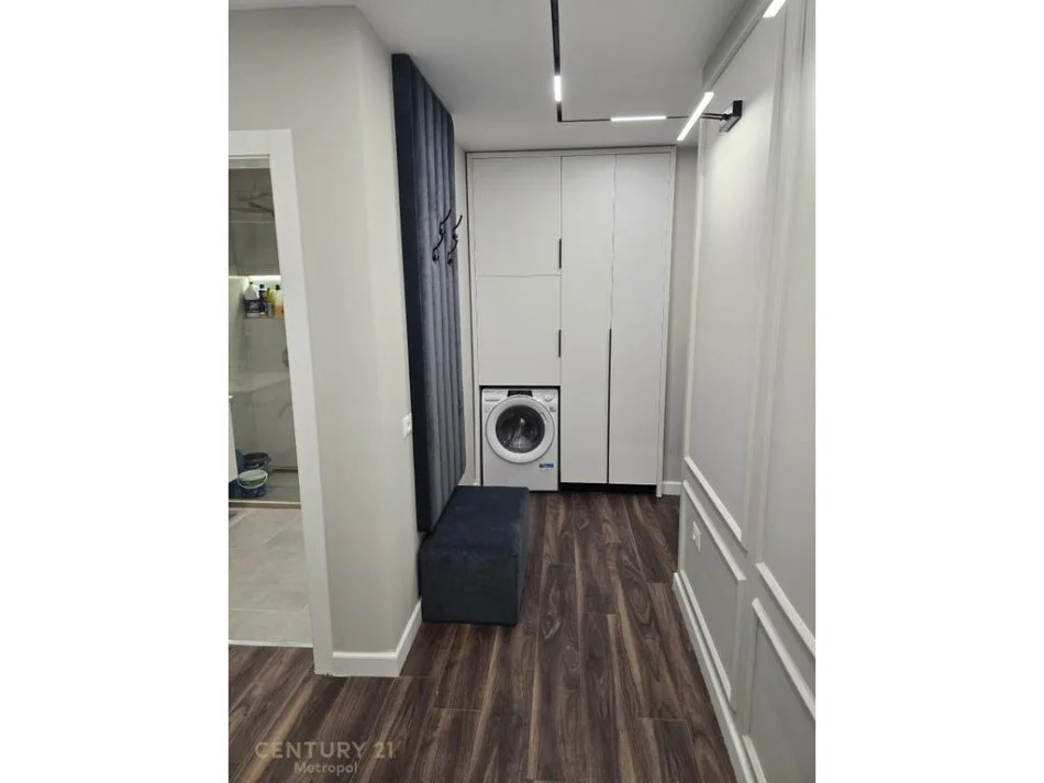 Tirane, jepet me qera apartament 1+1 Kati 5, 700 € (Ish fusha aviacionit)