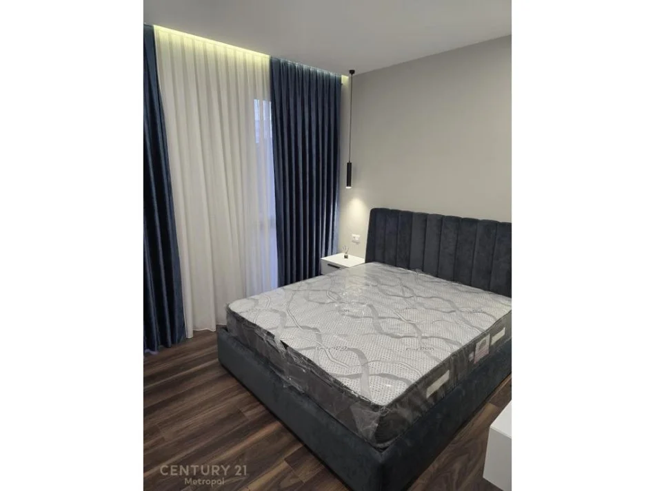 Tirane, jepet me qera apartament 1+1 Kati 5, 700 € (Ish fusha aviacionit)