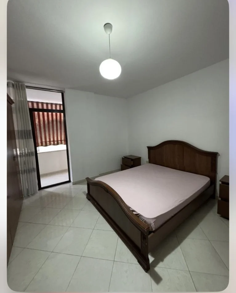 Tirane, jepet me qera apartament 1+1+Ballkon Kati 5, 75 m² 500 € (Rruga e elbasanit)