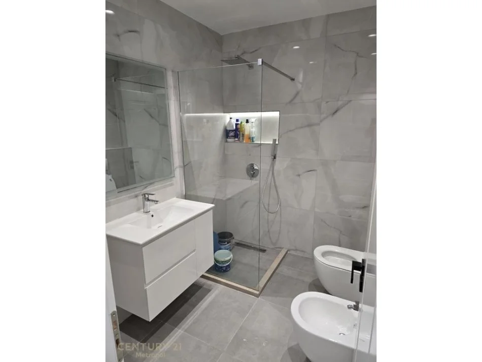 Tirane, jepet me qera apartament 1+1 Kati 5, 700 € (Ish fusha aviacionit)