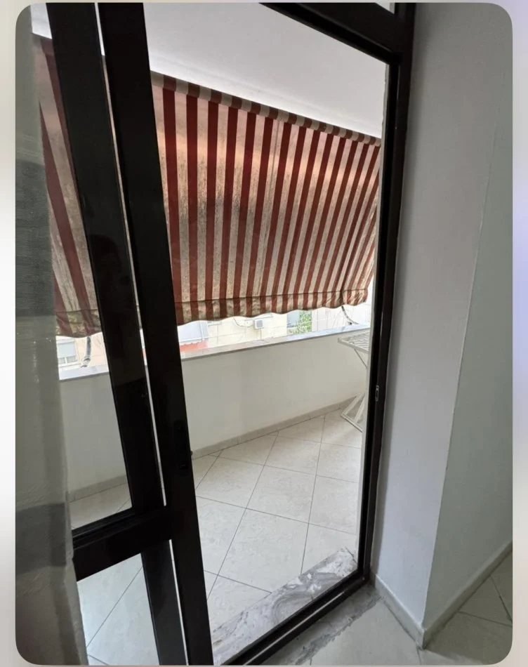 Tirane, jepet me qera apartament 1+1+Ballkon Kati 5, 75 m² 500 € (Rruga e elbasanit)