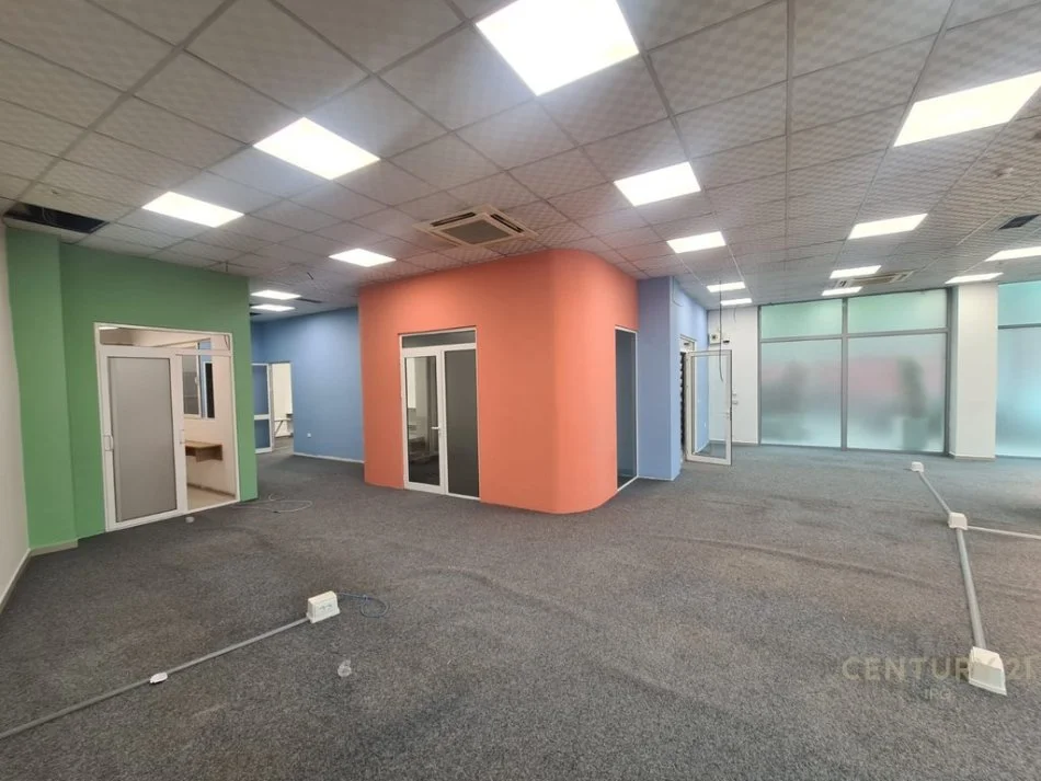 Tirane, jepet me qera ambjent biznesi , 204 m² 3.200 € (Selvia)