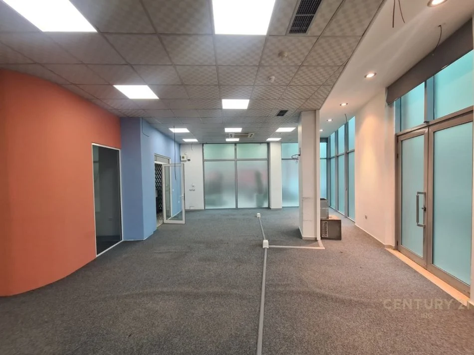 Tirane, jepet me qera ambjent biznesi , 204 m² 3.200 € (Selvia)