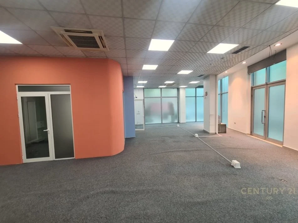 Tirane, jepet me qera ambjent biznesi , 204 m² 3.200 € (Selvia)