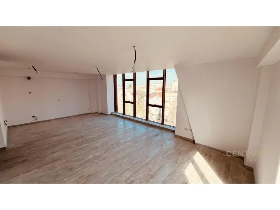 Tirane, jepet me qera zyre Kati 5, 137 m² 2.500 € (Rr. E Kavajes)