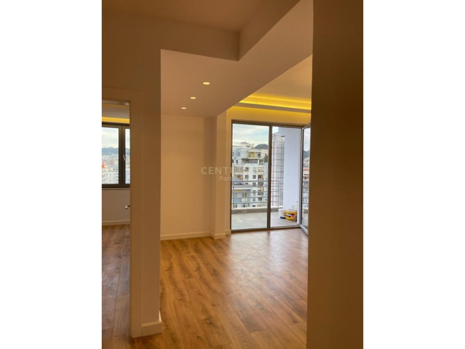 Tirane, shes apartament 2+1+Aneks+Ballkon Kati 10, 105 m² 237.000 € (Globe, Rruga e Kavajes)