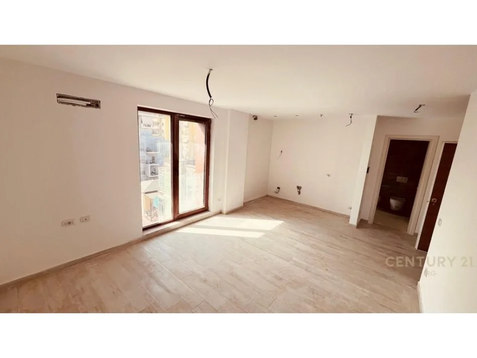 Tirane, jepet me qera zyre Kati 5, 137 m² 2.500 € (Rr. E Kavajes)