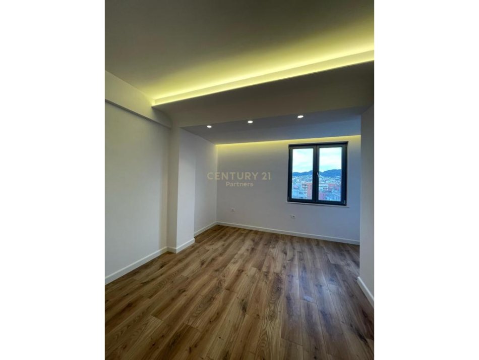Tirane, shes apartament 2+1+Aneks+Ballkon Kati 10, 105 m² 237.000 € (Globe, Rruga e Kavajes)