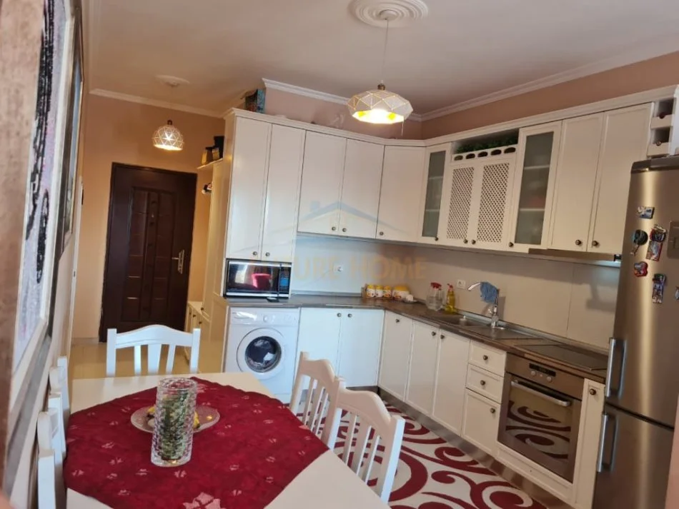 Tirane, jepet me qera apartament 2+1+Ballkon Kati 5, 90 m² 500 € (Jordan Misja)