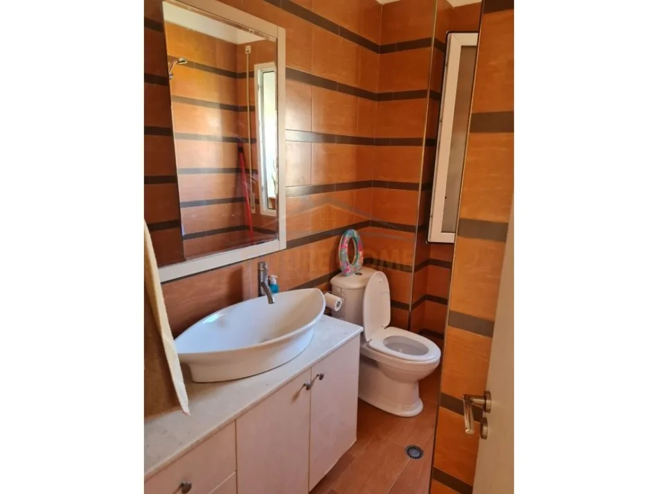 Tirane, jepet me qera apartament 2+1+Ballkon Kati 5, 90 m² 500 € (Jordan Misja)