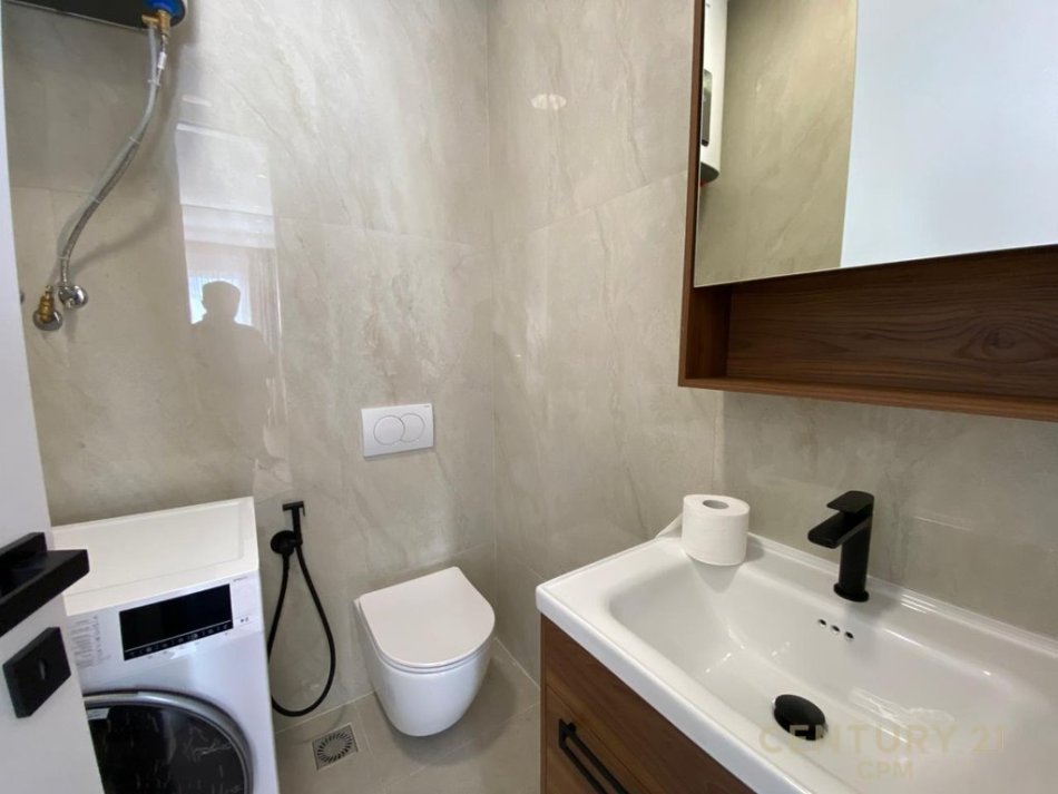 Tirane, jepet me qera apartament 2+1+Aneks+Ballkon Kati 9, 95 m² 1.100 € (Komuna Parisit)