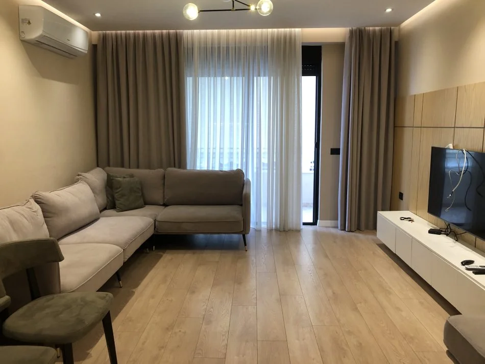 Tirane, jepet me qera apartament 2+1+Ballkon Kati 6, 90 m² 850 € (Rruga e Kosovareve)