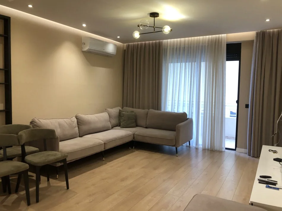 Tirane, jepet me qera apartament 2+1+Ballkon Kati 6, 90 m² 850 € (Rruga e Kosovareve)