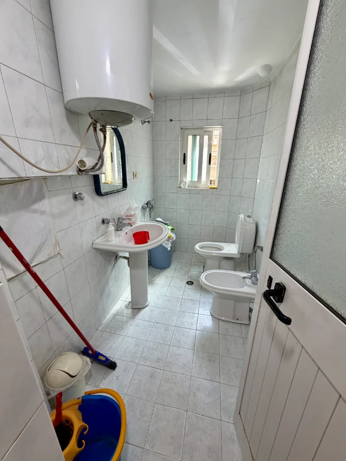 Tirane, jepet me qera zyre Kati 1, 70 m² 600 € (21 Dhjetori)