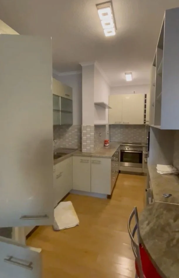 Tirane, jepet me qera apartament 2+1+Ballkon Kati 5, 100 m² 800 € (Rruga e kosovareve)