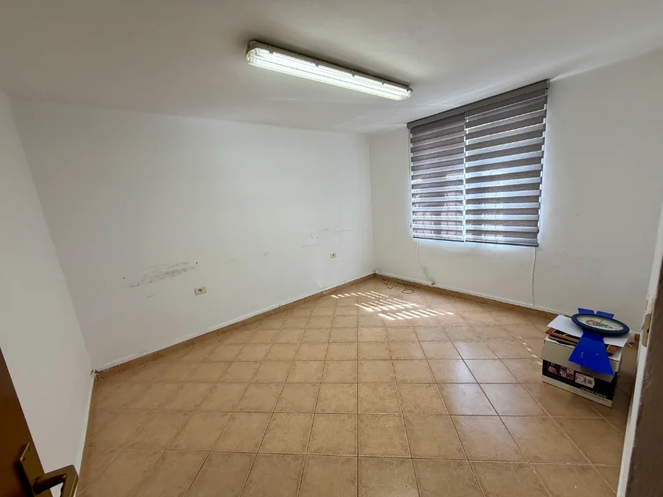 Tirane, jepet me qera zyre Kati 1, 70 m² 600 € (21 Dhjetori)