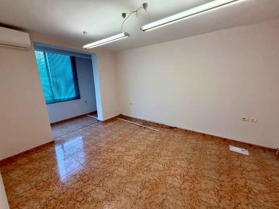 Tirane, jepet me qera zyre Kati 1, 70 m² 600 € (21 Dhjetori)