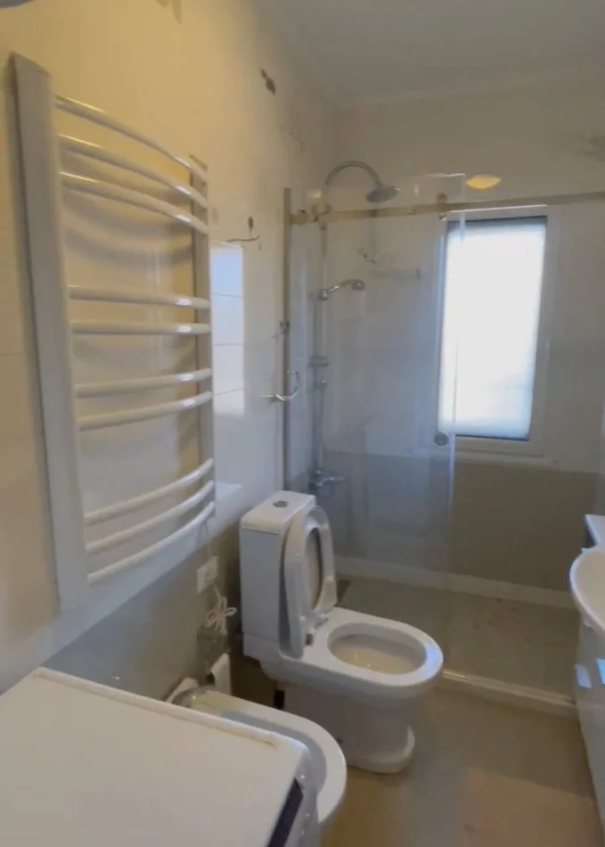 Tirane, jepet me qera apartament 2+1+Ballkon Kati 5, 100 m² 800 € (Rruga e kosovareve)