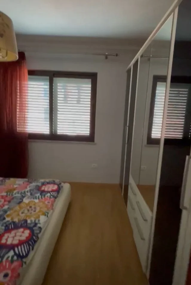 Tirane, jepet me qera apartament 2+1+Ballkon Kati 5, 100 m² 800 € (Rruga e kosovareve)