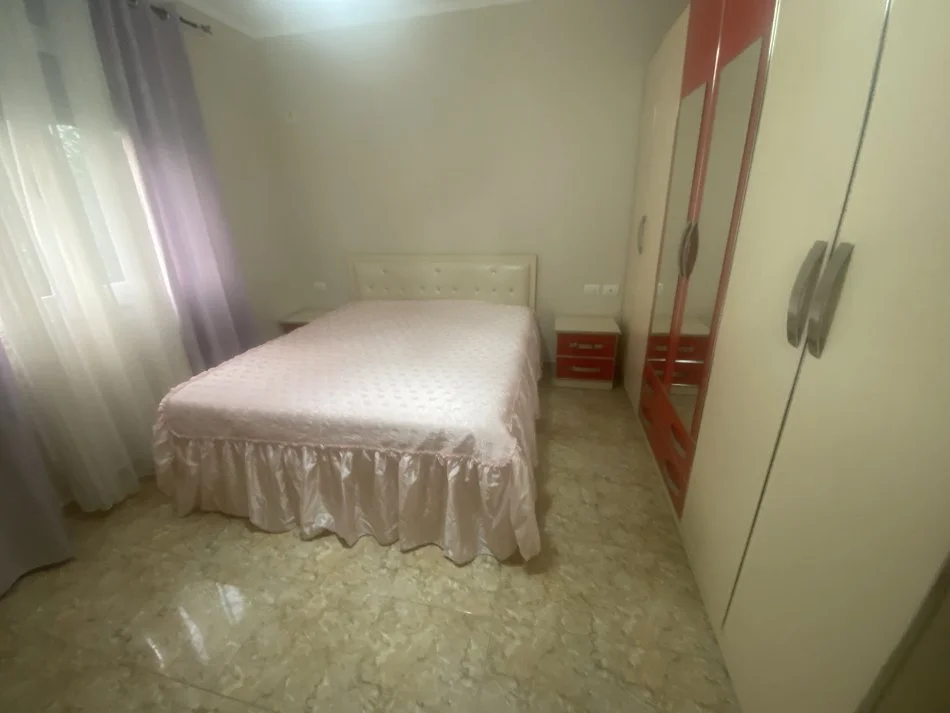 Tirane, jepet me qera apartament 2+1+Ballkon Kati 2, 100 m² 500 € (Hamdi sina)