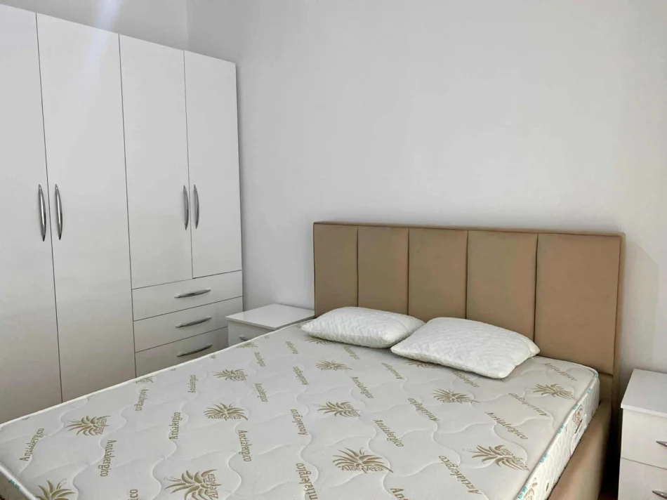 Tirane, jepet me qera apartament 1+1 Kati 2, 64 m² 550 € (Residenca Erli ne Porcelan)