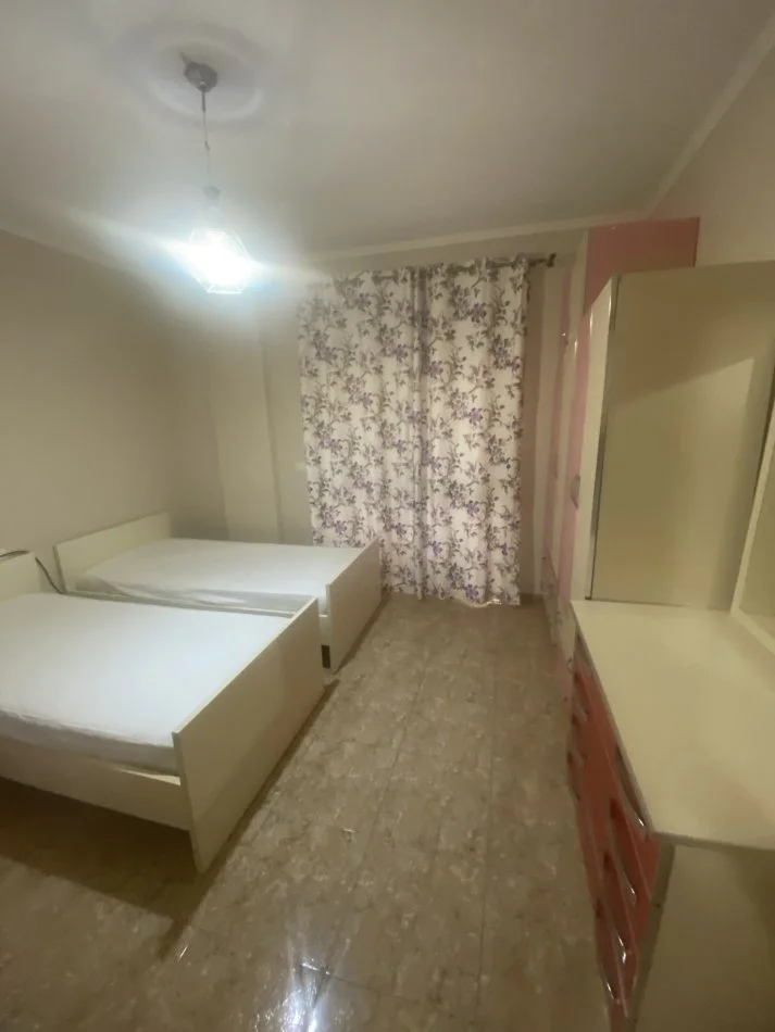 Tirane, jepet me qera apartament 2+1+Ballkon Kati 2, 100 m² 500 € (Hamdi sina)