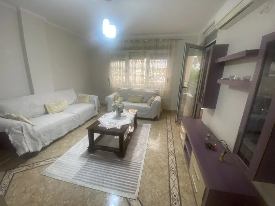 Tirane, jepet me qera apartament 2+1+Ballkon Kati 2, 100 m² 500 € (Hamdi sina)