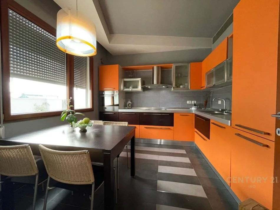 Tirane, jepet me qera apartament+verande | Penthouse 3+1 Kati 11, 178 m² (Rruga Dibres)