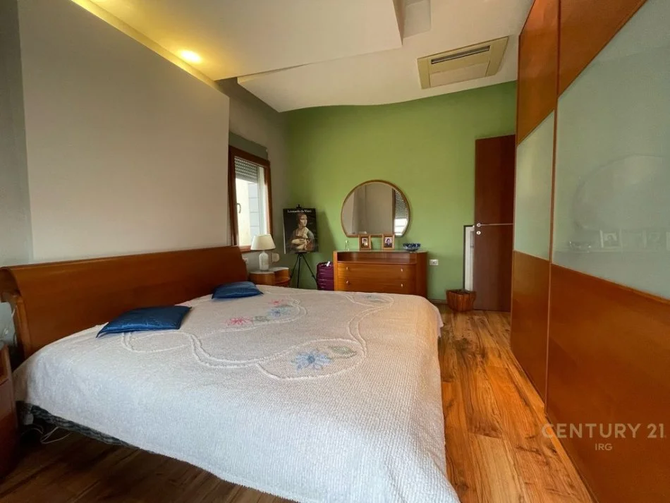 Tirane, jepet me qera apartament+verande | Penthouse 3+1 Kati 11, 178 m² (Rruga Dibres)