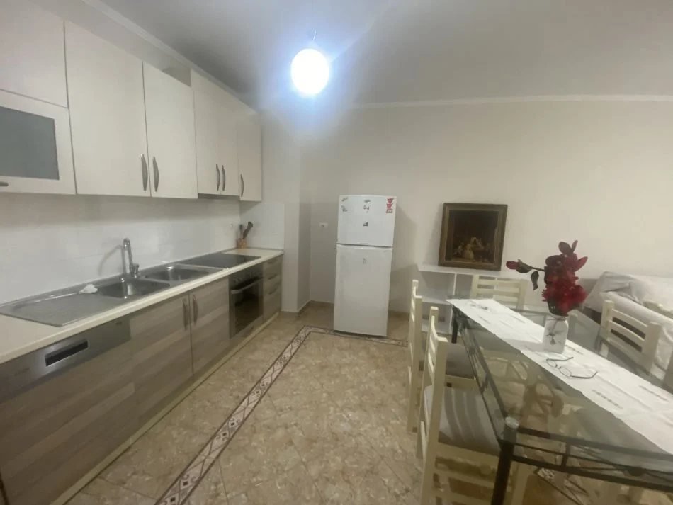 Tirane, jepet me qera apartament 2+1+Ballkon Kati 2, 100 m² 500 € (Hamdi sina)