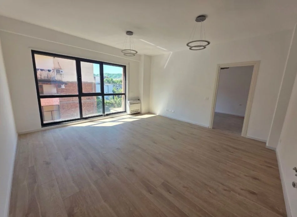 Tirane, jepet me qera ambjent biznesi , 66 m² 650 € (Prane Ish-Ekspozites)