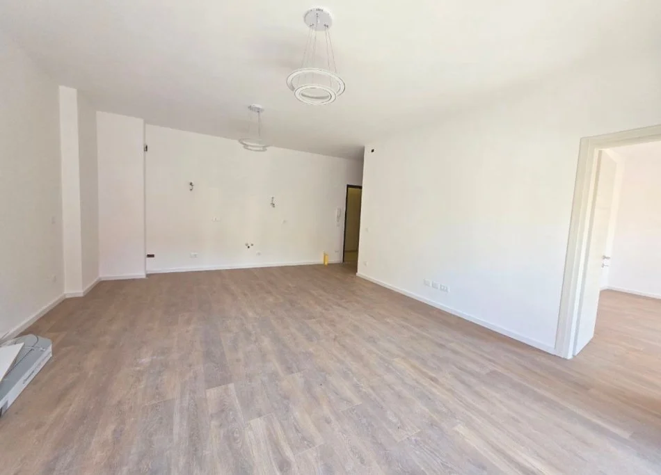 Tirane, jepet me qera ambjent biznesi , 66 m² 650 € (Prane Ish-Ekspozites)