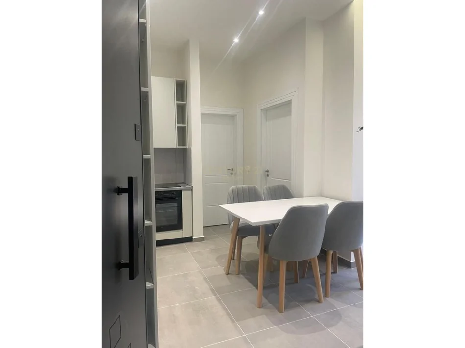 Tirane, jepet me qera apartament 1+1 Kati 4, 70 m² 400 € (fresku)