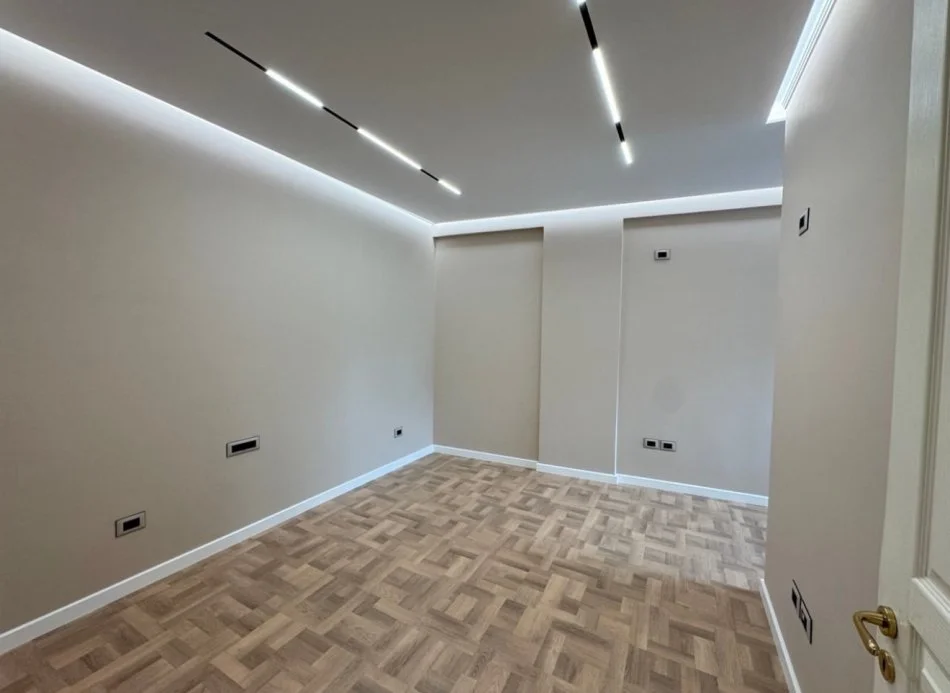Tirane, jepet me qera ambjent biznesi Kati 5, 120 m² 1.800 € (Ambasador 1)