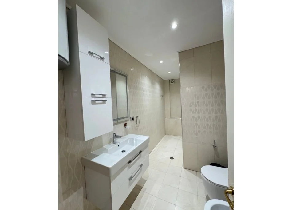 Tirane, jepet me qera ambjent biznesi Kati 5, 120 m² 1.800 € (Ambasador 1)