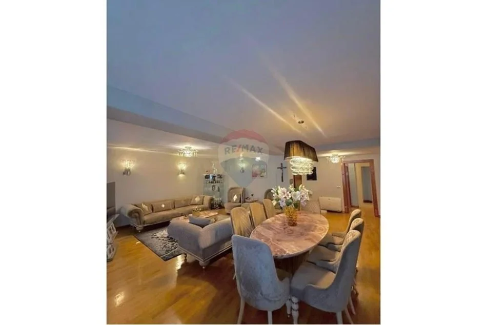 Tirane, shitet apartament 3+1+2+depo+Ballkon Kati 5, 214 m² 650.000 € (Bulevardi Zogu I)