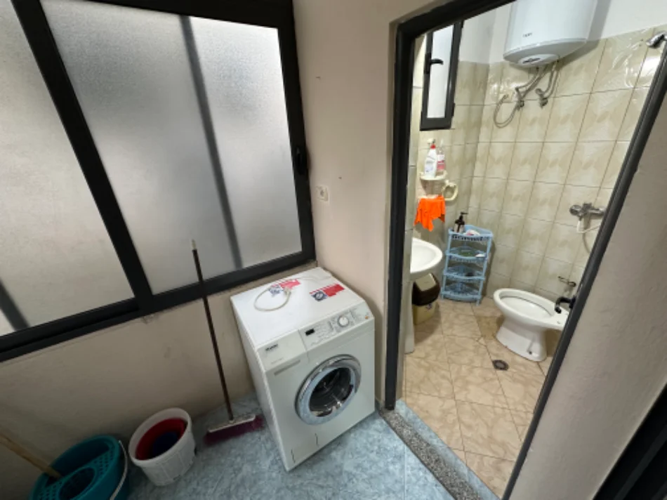 Tirane, jepet me qera garsonier Kati 1, 35 m² 200 € (Rrethi i Shkozes)