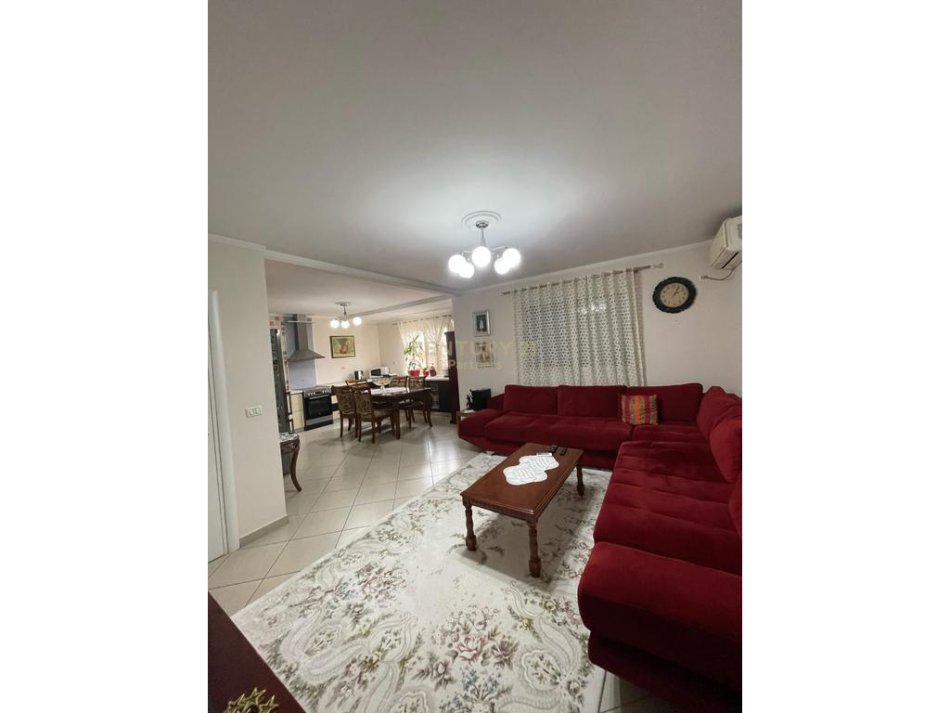 Tirane, shitet apartament 3+1+Aneks+Ballkon Kati 4, 123 m² 221.900 € (Globe, Rruga e Kavajes)