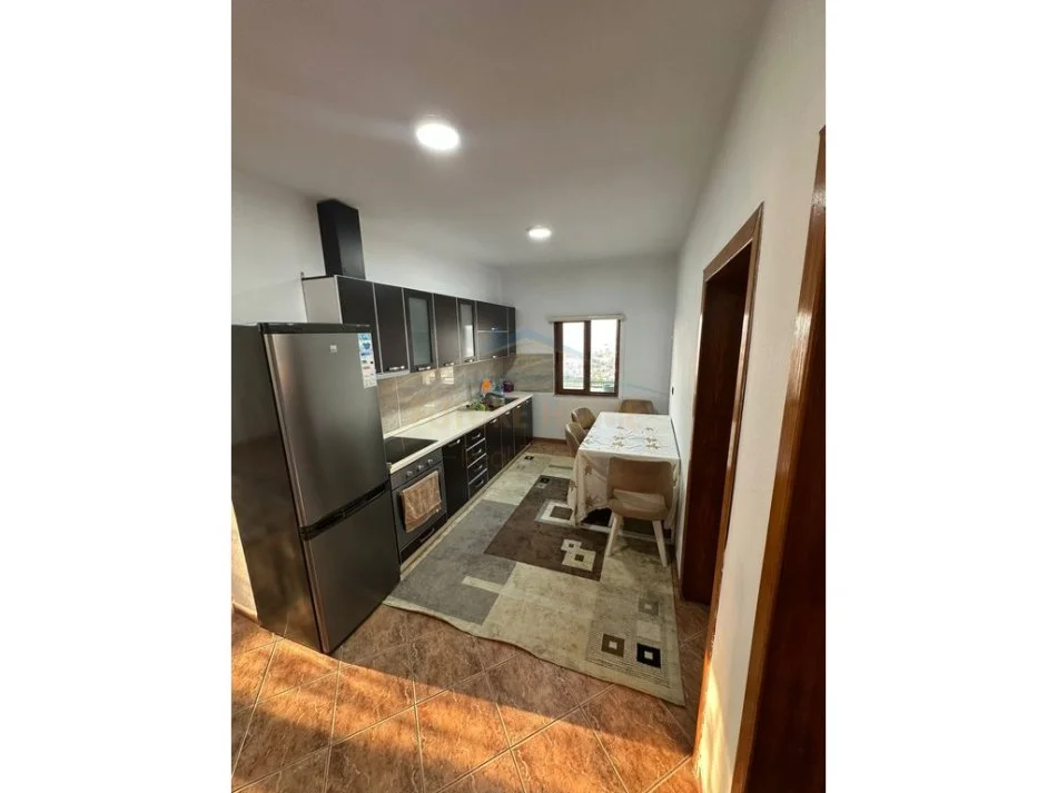 Tirane, jepet me qera apartament 2+1+Ballkon Kati 2, 80 m² 350 € (Kombinat)