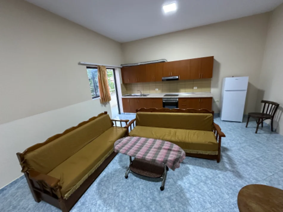 Tirane, jepet me qera garsonier Kati 1, 35 m² 200 € (Rrethi i Shkozes)
